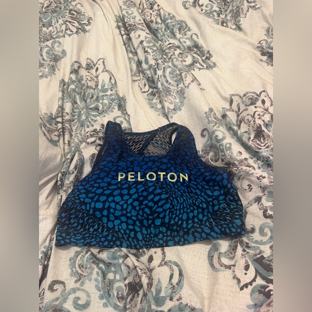 Peloton high neck bra size large. EUC